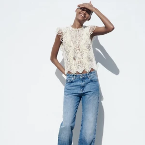 Spetstopp med volanger - Säljer denna superpopulära spetstopp med volanger från zara som är helt slutsåld! Toppen är endast använd en gång och är verkligen så snygg!!