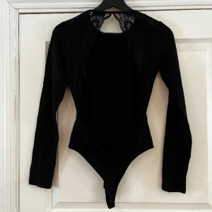 Body Na-kd - Svart body med öppen rygg och spets från NA-KD i storlek S, knappt använd 