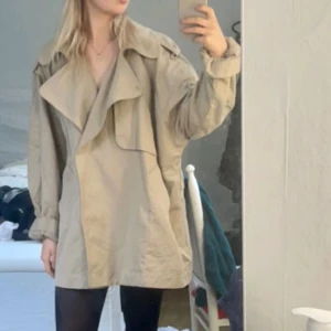 Arket jacka - Jacka/trenchcoat från arket. Fint skick! Hör av er vid frågor 💕