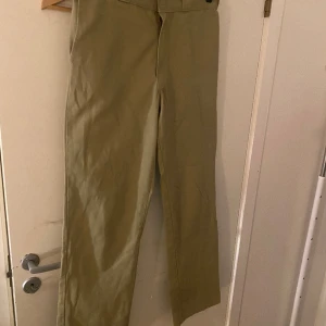 Vintage Dickies 874 31x31 - Säljer nu mina vintage Dickies 874 som har någon liten fläck eller så. Men inte mycket mer. Vill bara bli av med dem så priset är diskuterbart! 