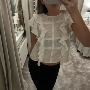 Blus med detaljer - Volangblus med öppen rygg och knytningar längst med öppningen❤️ den är oanvänd, säljer pga att den ej kommit till användning!