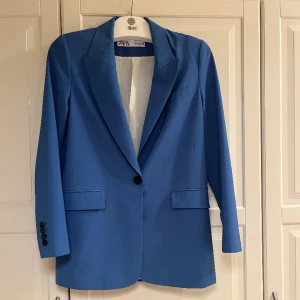 Zara blazer - Jättefin blå blazer från zara i strl xs.