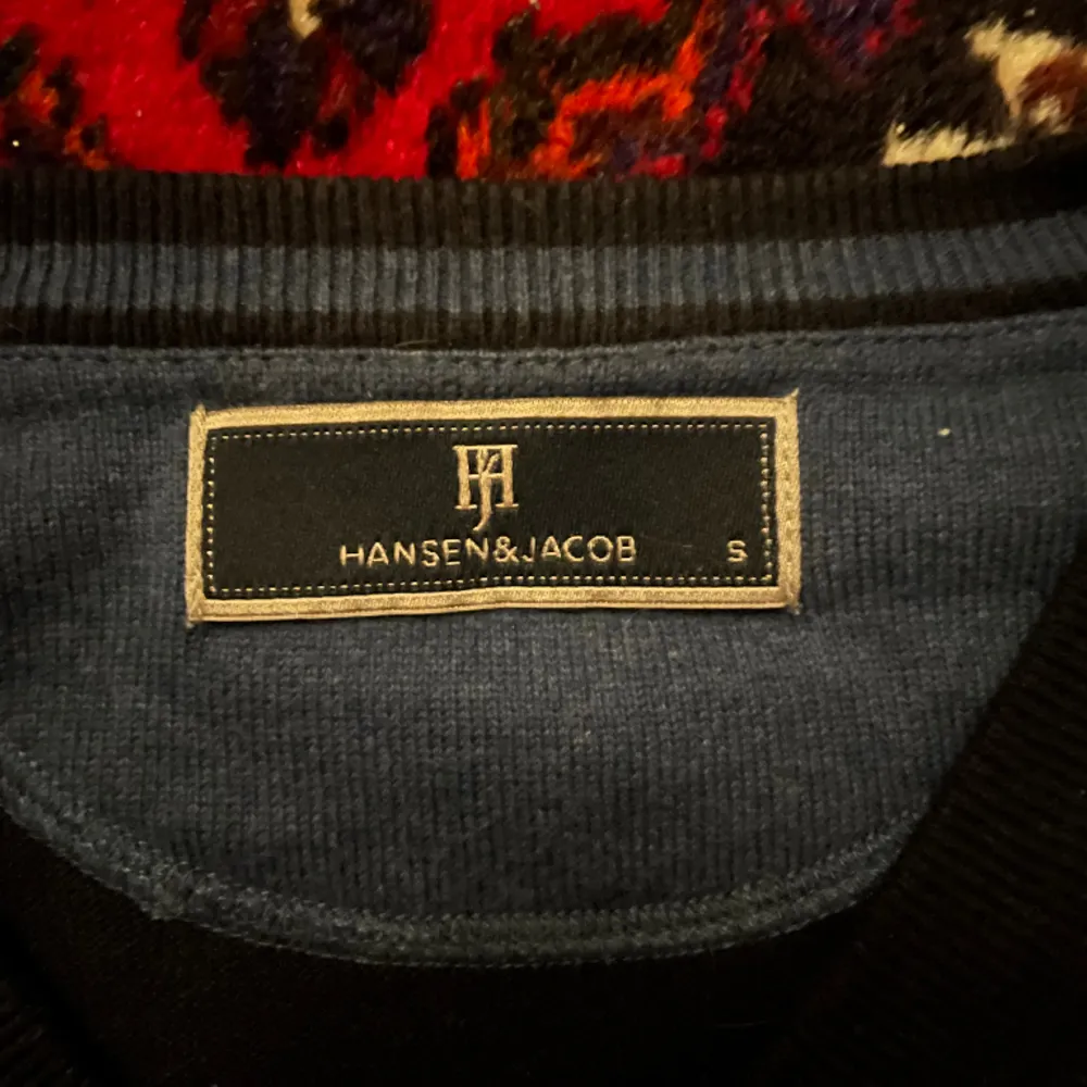 Säljer en stickad tröja från Hansen&Jacob. Tröjan är använd men har inga skador. Nypris ca 1200. Mitt pris 150. . Tröjor & Koftor.