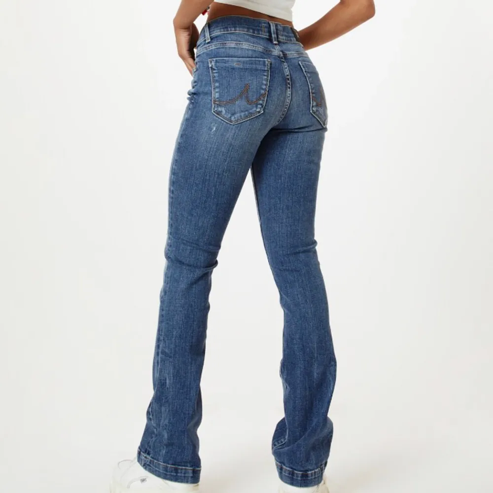 Säljer dessa jättesnygga bootcut jeans från Ltb. Jeansen är helt oanvända och har lappen kvar. Säljer för att dem är förstora. Kom privat för fler bilder eller frågor💗. Jeans & Byxor.