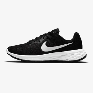 Nike Revolution 6 skor - NYA OANVÄNDA skitbra och snygga skor som man kan ha till träning men även till vardags. Helt vanliga och basic snygga svarta gympaskor👌🏼🙏🏻 Som sagt helt nya med låda och allt kvar😊 Storlek 39.