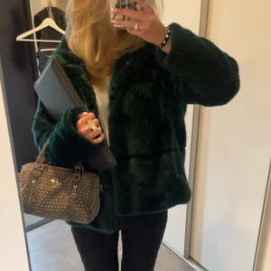 Pälsjacka - Intressekoll på denna så himla snygga och sköna jacka! Bra skick