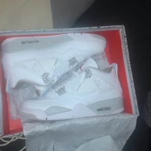 Jordan 4 oreo  - Sällan använt j4 oreo. Ganska nya och är som ny.