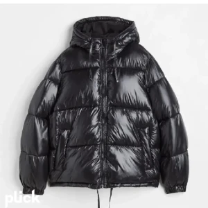 Glansig svart jacka Hm - Säljer nu min svarta glansiga populära jacka från H&m. Väldigt efterfrågad. Säljer då jag tröttnat på den och vill köpa en ny. Pris kan diskuteras! Först till kvarn.