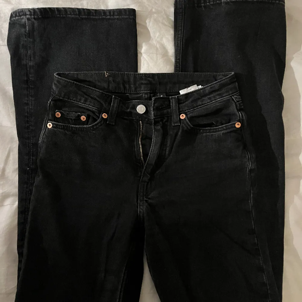 Säljer dessa supersnygga jeans från WEEKDAY då de blivit för små. Väldigt bra skick!. Jeans & Byxor.