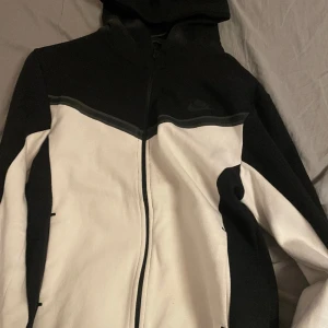 Nike kofta  - Superfin Nike kofta som har kommit ett par gånger till användning. 