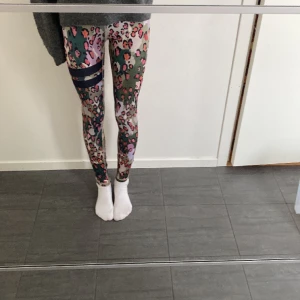 Stronger träningsthights - Träningsthights från stronger med leopardmönster och färg. Byxorna är i bra skick och jag säljer för att de inte kommer till användning. Orginalpris: 800 kr