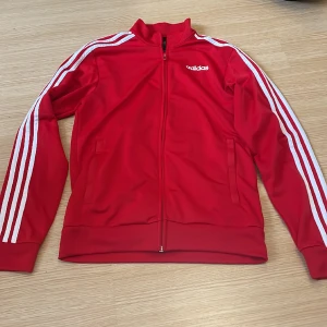 Adidas - Adidas tröja! Storlek xs men sitter som en stor s! 150kr! Nyskick!❤️