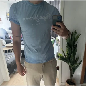 T-shirt Pepe Jeans - Säljer en t-shirt från Pepe Jeans London. Använt skick, storlek S men passar även mig som är M.