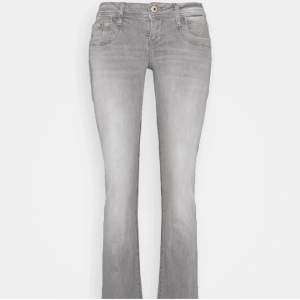 Säljer dessa ljusgråa LTB jeans som är sparsamt använda, passar på mig som är 165💓 skriv privat vid intresse!