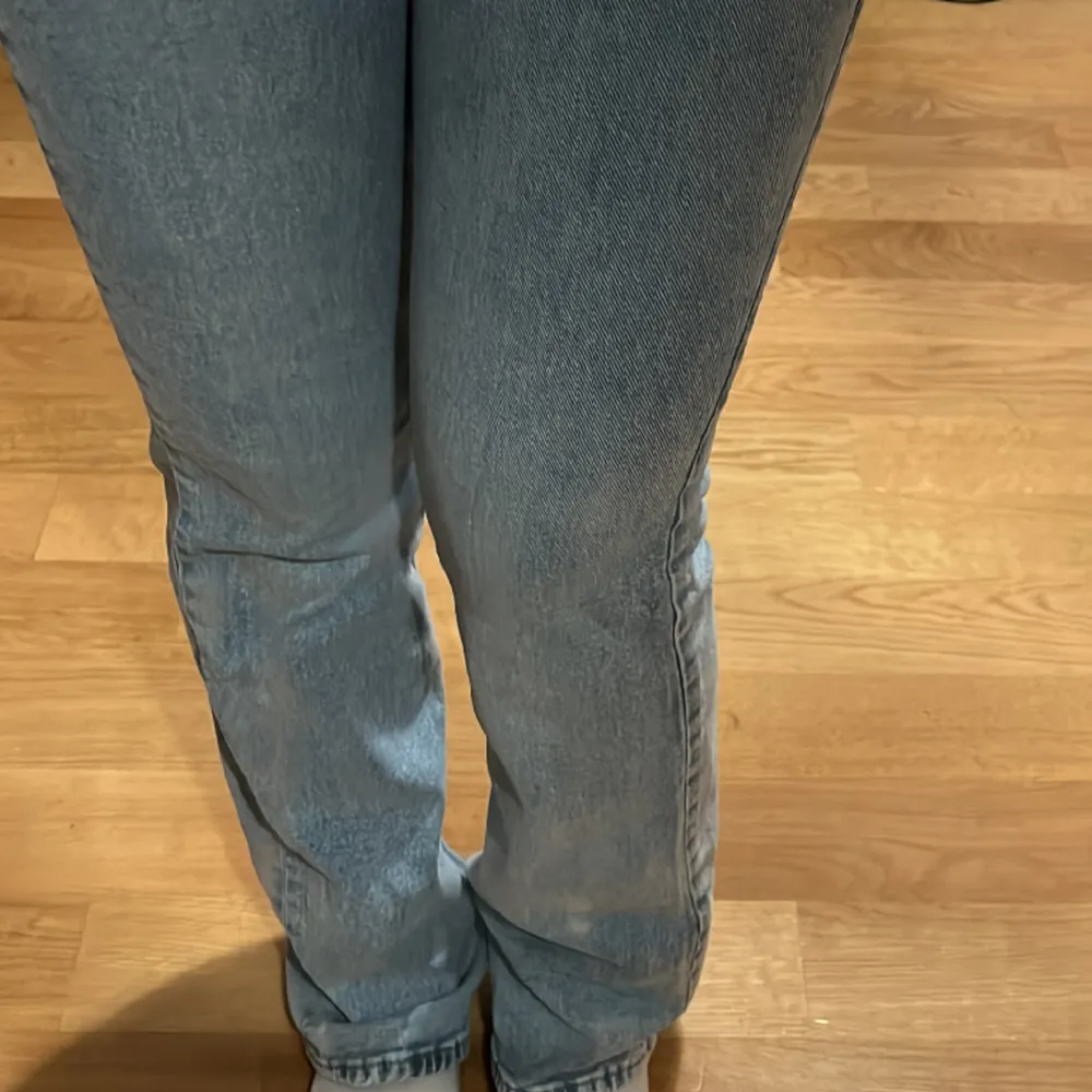 Low waist bootcut/ straight jeans Ljus blåa Storlek 36. Jeans & Byxor.