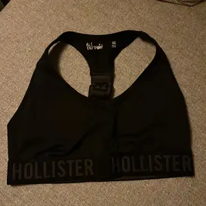 En sport-bh från hollister i strl xs med ilägg