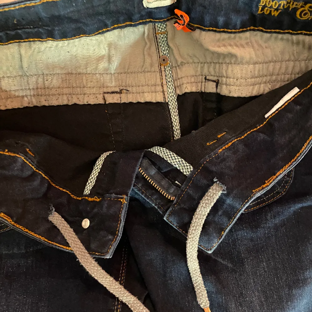 Lågmidjade bootcut jeans från märket Only! Jätte bra skick, däremot har jag satt in ett snöre som gör midjan justerbar men syns inte utanpå! Skriv gärna vid frågor💕💕. Jeans & Byxor.