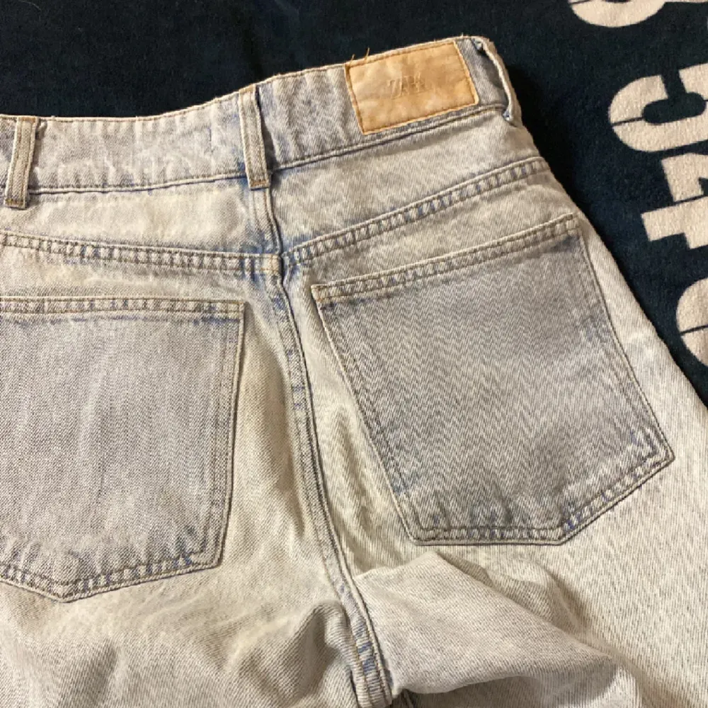 Säljer dessa supersnygga jeans uppsydda för att passa perfekt någon som är 160-165 och har 36 i byxa! De är highwaist o bra skick! Be om exakta mått om det önskas🥰. Jeans & Byxor.