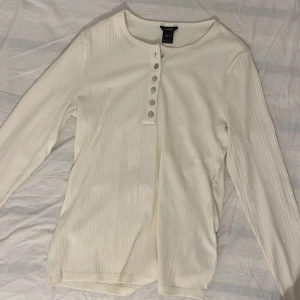 långärmad tröja - Vit långärmad tröja med knappar. Mycket bra skick 🤗💞