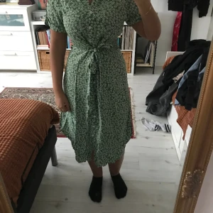 Grön blommig klänning  - Bra skick 