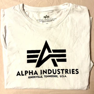 Alpha industries t-shirt - Vit alpha t-shirt. Storlek 14 enligt tillverkaren. Passar personer mellan 160-175 cm. Motsvarar XS/S herrstorlek. Fint skick! 