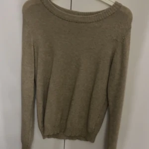 Stickad tröja - Beige stickad tröja från vila. Andvänd fåtal gånger. Nypris:269kr