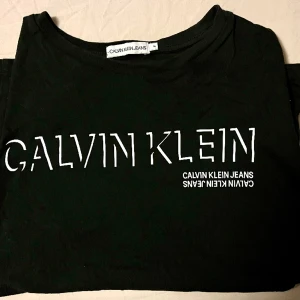 Calvin Klein t-shirt - Storlek 14 (barn) motsvarar xs vuxen herr eller person 160-175 cm. Fint skick! 