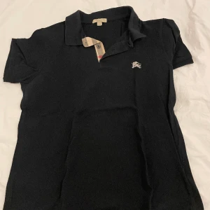 Burberry piké  - Säljer denna äkta burberry pike då den är för liten, storlek S. Skickat är nyskick då den är nästan helt oanvänd. Nypris ca 4999