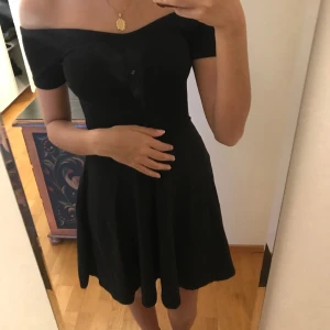 Klänning  - Jätte fin klänning. I bra skick. Säljer den eftersom inte min stil. Säg till om ni vill ha fler bilder eller ny pris 😊