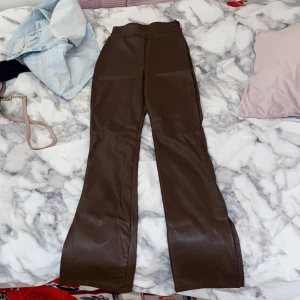 bruna Skinnbyxor  - Har aldrig använt dessa!! De är jätte fina skinnbyxor med slits vid benen elr foten!