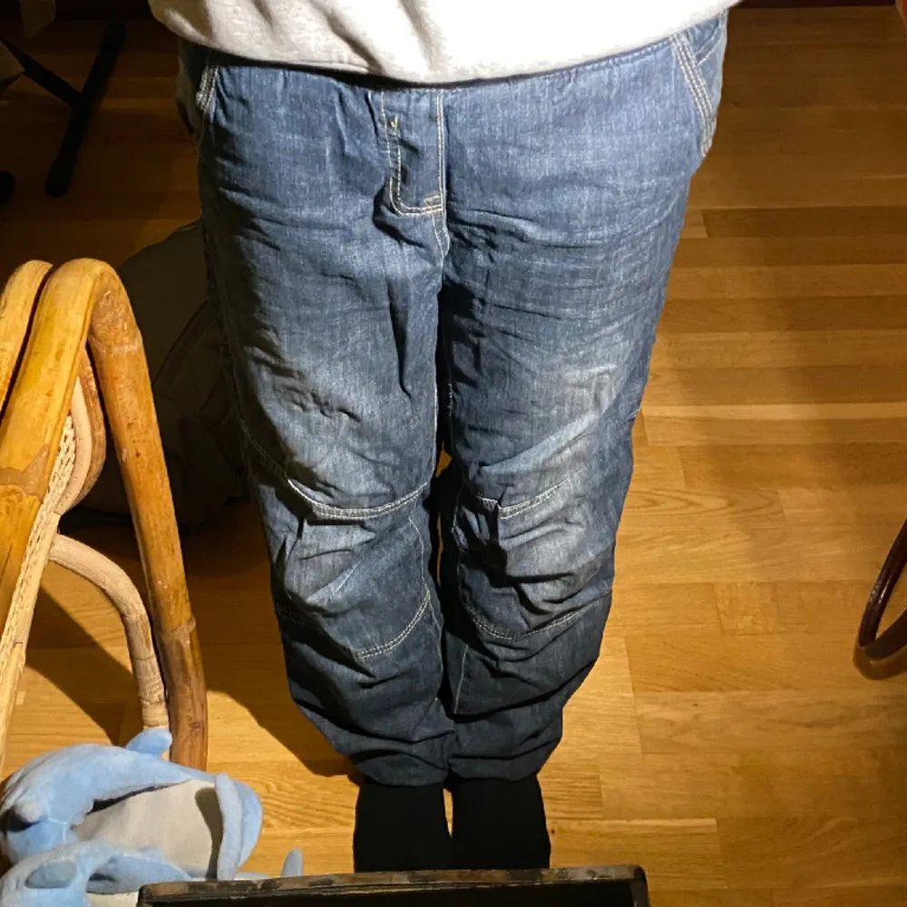 Skitsnygga jeans med påsydda stjärnor på bakfickorna🙏🙏 de är baggy/straightlegged och har snöre i midjan👌👌 midjemått: 38 cm över men det går att dra åt med snörena, ytterbenslängd: 93 cm, innerbenslängd: 70 cm. Jeans & Byxor.