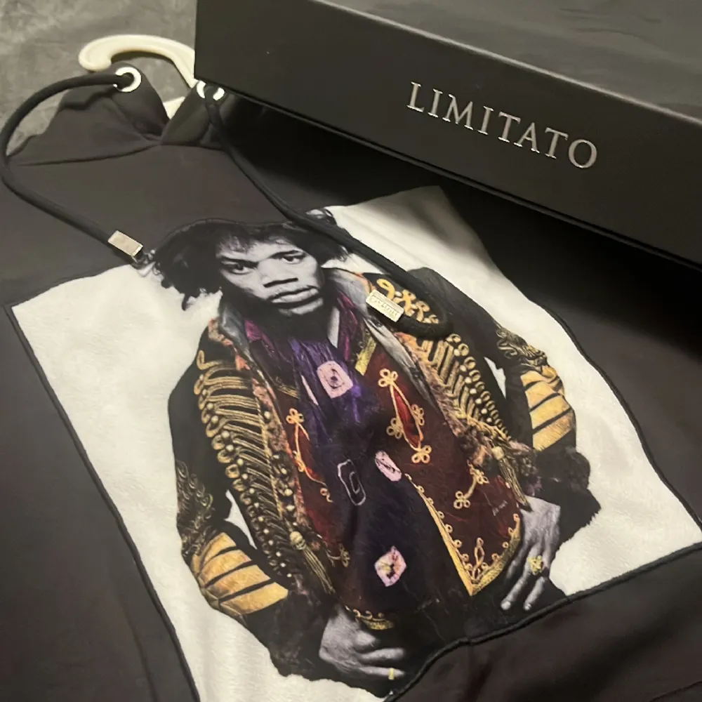 Limitato hoodie, nypris 3000 säljer för 1000, pris kan såklart diskuteras.  Använder inte längre och använt den kanske 3 gånger. För liten. . Hoodies.