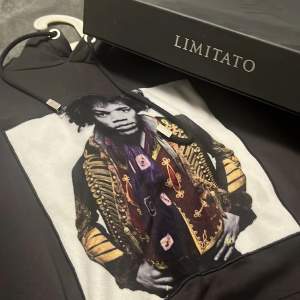 Limitato hoodie, nypris 3000 säljer för 1000, pris kan såklart diskuteras.  Använder inte längre och använt den kanske 3 gånger. För liten. 