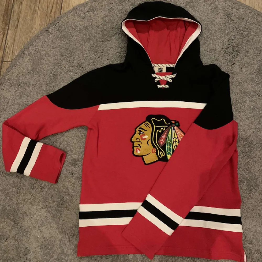 Säljer min Chicago Blackhawks hoodie som aldrig är använd. Den är i storlek Youth och motsvarar i denna tröja ungefär 165. Nypris 800, mitt pris 300. Kan gå ned i pris vid snabb affär😁. Vid minsta fråga eller fundering hör gärna av dig👍 Mvh Jesper✅. Hoodies.