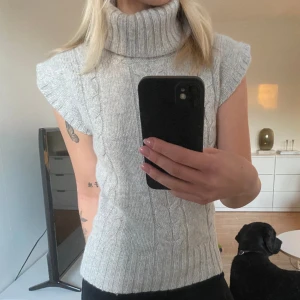 Stickad Väst - Stickad ”Väst” med riktigt snygg passform🤍