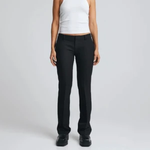 BikBok kostymbyxor  - BikBok kostymbyxor i modellen Vera med lågmidja