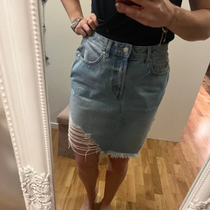 💛 Jeanskjol från Stay 💛 - Storlek M . Normal i storlek . Se bild för materialinformation . Utan anmärkning .