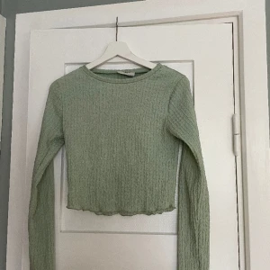 Tröja - Från Chiquelle i storlek XS, passar även S då den är stretchig i materialet. Använd en gång🫶🏻