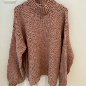 Ull tröja  - Jätt fin Ull mix tröja - från NA-KD Rosa, pudrig färg - Bianca Ingrosso har haft liknande på Walgrens värld.  Oversize 