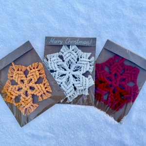Jul dekorationer - - Mina handgjorda macrame julprydnader, härlig dekoration till din julgran. Det kan vara i tre färger. - My handmade macrame Christmas ornaments, lovely decoration for your Christmas tree. You can choose from three colors.