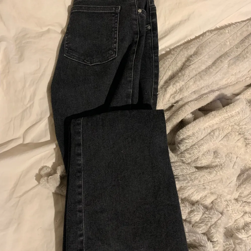 lågmidjade bootcut jeans från bikbok. osäker om ja vill sälja 💕. Jeans & Byxor.