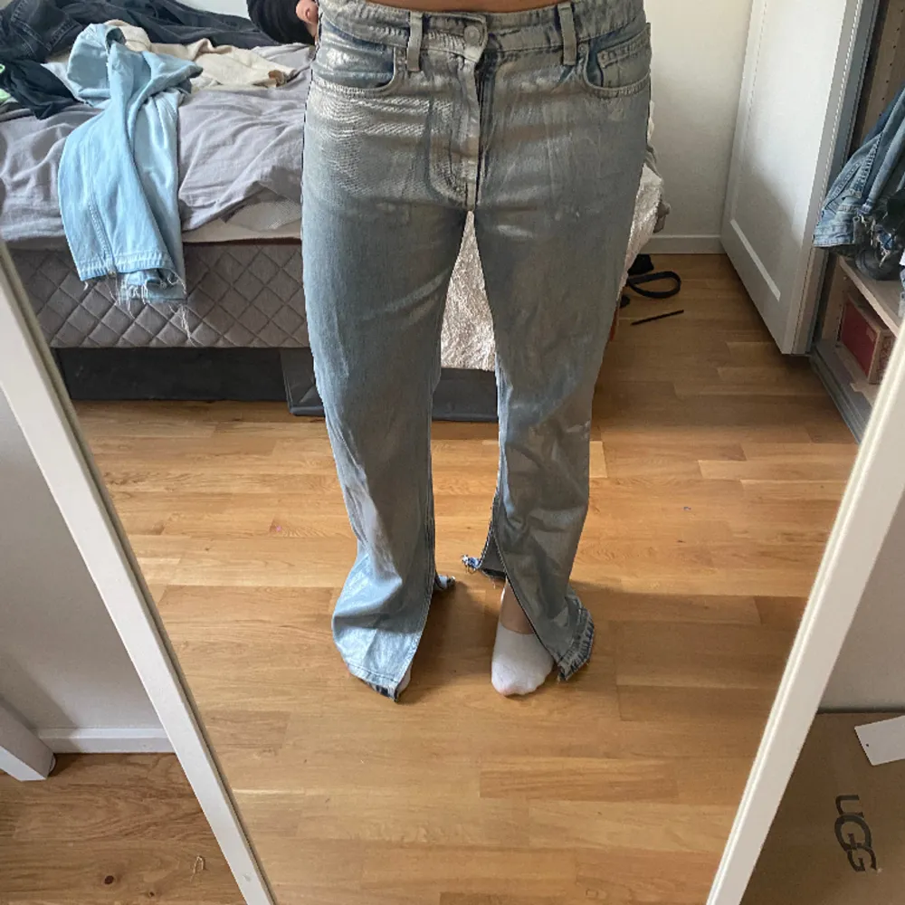 Säljer dessa virala silvriga/ skrimriga men fortfarande blå zara jeansen så coola!. Jeans & Byxor.