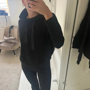 Hoodie men öppen rygg - En svart hoodie men öppen rygg och knyten, storlek S. Använt få gånger! 