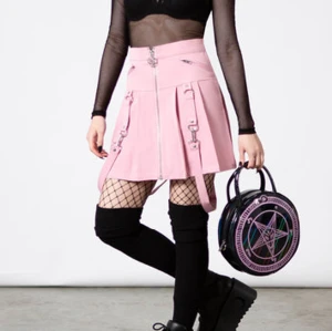 Killstar Blair b*tch mini skirt - Helt ny oanvänd med lappar kvar. Passade inte mig som är storlek Large. Jag har ett lite större magparti som gör att vissa kjolar inte passar om det inte är så mycket stretch i. Därför säljer jag denna :) den kan nog därför passa någon som har L men oxå M