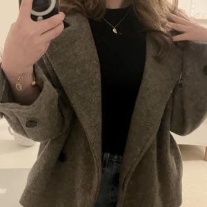 Arket kappa - Säljer en arket kappa då den inte satt som jag önskar men super fin verkligen. Är rätt öppen med pris då jag vill få den såld så hör av er om intresserad