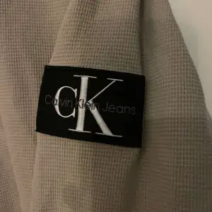 Beige CK sweatshirt, Storlek M, nyköpt, säljs för att jag inte använder den så mycket pga att den är lite för liten för mig. Riktigt snygg annars