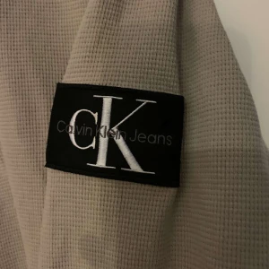 Calvin Klein sweatshirt  - Beige CK sweatshirt, Storlek M, nyköpt, säljs för att jag inte använder den så mycket pga att den är lite för liten för mig. Riktigt snygg annars