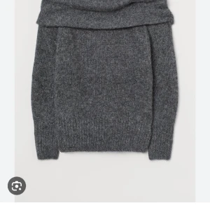 Stickad off-shoulder töja - Trendig stickad off-shoulder tröja i grå, storlek M. Frakt möjligt!