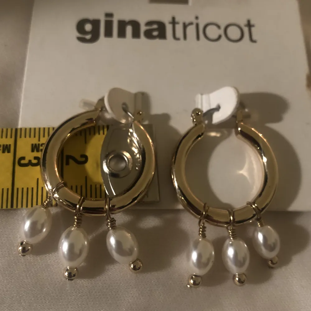 Nya örhängen från Ginatricot. Längd ca 2cm. Vikt ca 14g (, med förpackningen). . Accessoarer.