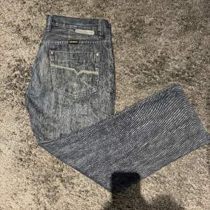 Diesel jeans i väldigt cool ”retro” färg. Som nya. Storlek 36/36, men sitter mer som 34/32
